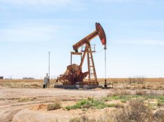 O petróleo cai à medida que os crescentes estoques de petróleo bruto dos EUA compensam os ataques à infraestrutura energética dos Emirados Árabes Unidos