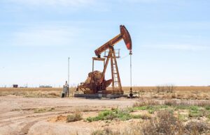 O petróleo cai à medida que os crescentes estoques de petróleo bruto dos EUA compensam os ataques à infraestrutura energética dos Emirados Árabes Unidos