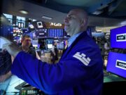 O quantity em ações e futuros de petróleo aumentou minutos antes da publicação de virada de mercado de Trump