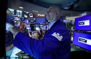 O quantity em ações e futuros de petróleo aumentou minutos antes da publicação de virada de mercado de Trump