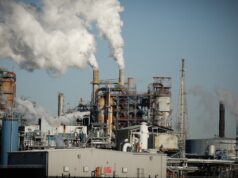 Petróleo sobe 3% à medida que a guerra no Irã aumenta com a entrada dos Houthis do Iêmen no conflito no Oriente Médio