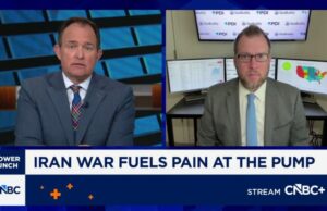 A gasolina dos EUA atinge US$ 4 por galão, o valor mais alto desde 2022, enquanto a guerra no Irã aumenta os preços dos combustíveis