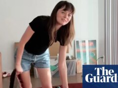 O tapete vermelho do Oscar estava em alta. Então uma mulher levou-o para casa, para o seu apartamento. O que mais poderia ser reaproveitado?