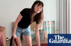 O tapete vermelho do Oscar estava em alta. Então uma mulher levou-o para casa, para o seu apartamento. O que mais poderia ser reaproveitado?