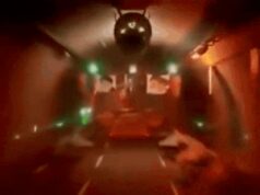 Dentro do túnel de guerra do Irã: enorme coleção de drones exibidos sob as imagens de Khamenei – assista