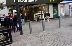 ‘Estou com medo de sair em Manchester agora’: mulher do Reino Unido multada em £ 150 por alimentar pombo durante passeio de aniversário