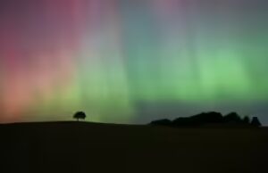 A aurora boreal iluminará os céus do Reino Unido esta noite? Present raro de aurora provavelmente em toda a Grã-Bretanha