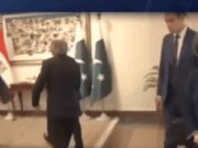 O vice-primeiro-ministro do Paquistão, Ishaq Dhar, cai ao dar as boas-vindas ao FM egípcio nas negociações de paz no Oriente Médio, o vídeo se torna viral