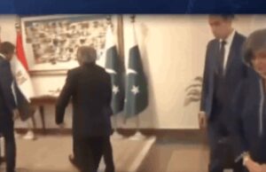 O vice-primeiro-ministro do Paquistão, Ishaq Dhar, cai ao dar as boas-vindas ao FM egípcio nas negociações de paz no Oriente Médio, o vídeo se torna viral