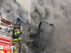 Assista: Espessas nuvens de fumaça da fábrica de peças de automóveis da Coreia do Sul em incêndio mortal