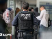 Trump ameaça enviar ICE para aeroportos a menos que acordo de financiamento seja alcançado