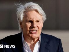 Gravações de chamadas telefônicas na prisão levantam questões sobre a aptidão do ex-chefe da Abercrombie para julgamento