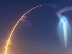 A SpaceX quer lançar um milhão de satélites. Veja como isso pode impactar a atmosfera e o céu noturno