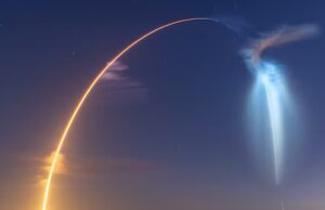 A SpaceX quer lançar um milhão de satélites. Veja como isso pode impactar a atmosfera e o céu noturno
