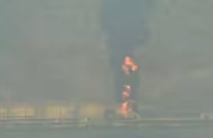 Ataque iraniano ao terminal petrolífero do porto de Fujairah, nos Emirados Árabes Unidos, provoca grande incêndio