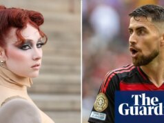 Chappell Roan responde às críticas do jogador de futebol Jorginho após incidente com segurança