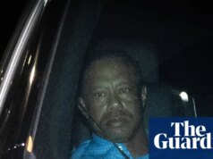 Tiger Woods diz que olhar para seu telefone levou ao acidente de capotamento de DUI na Flórida