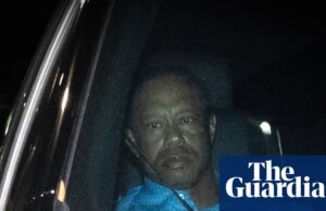 Tiger Woods diz que olhar para seu telefone levou ao acidente de capotamento de DUI na Flórida