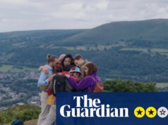 Crítica de Give up to It – grupo insuportável de atores se reconectam para um fim de semana de caminhada de dor e comédia