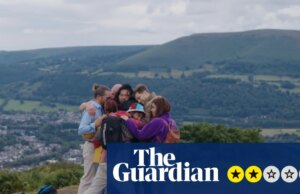 Crítica de Give up to It – grupo insuportável de atores se reconectam para um fim de semana de caminhada de dor e comédia