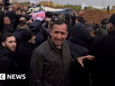 Centenas de pessoas em Beirute lamentam jornalistas mortos em ataque israelense