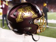 Tom Brown, membro do Corridor da Fama da faculdade, morre aos 89 anos