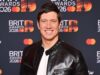 Vernon Kay é o favorito para substituir Scott Mills na BBC Radio 2 após a última conversa antes de demitir