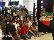 Mais dois ligados ao time de futebol iraniano ficam na Austrália, entende a BBC