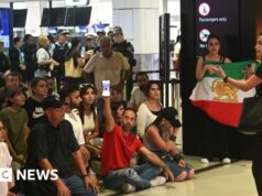 Mais dois ligados ao time de futebol iraniano ficam na Austrália, entende a BBC