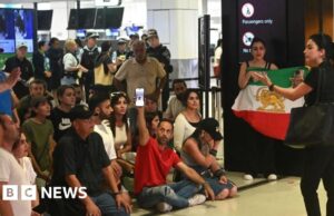 Mais dois ligados ao time de futebol iraniano ficam na Austrália, entende a BBC