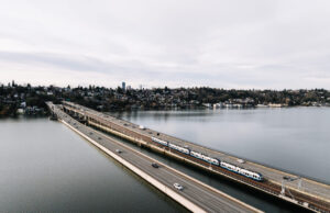 ‘Transformador’: Amazon e Microsoft comemoram abertura de linha de metrô leve entre Seattle e Eastside