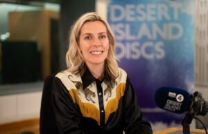 Sara Pascoe tenta se orgulhar de usar a fertilização in vitro discutindo isso em sua comédia