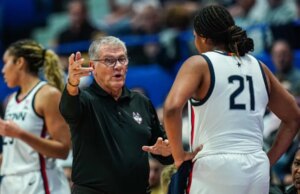 Geno Auriemma, da UConn, diz que retornará para a 42ª temporada