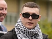 O rapper Kneecap Mo Chara não enfrentará novo julgamento por terrorismo por ‘exibir a bandeira do Hezbollah’, já que o recurso do CPS foi rejeitado