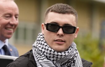 O rapper Kneecap Mo Chara não enfrentará novo julgamento por terrorismo por ‘exibir a bandeira do Hezbollah’, já que o recurso do CPS foi rejeitado