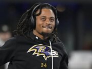 Relatório: Chargers assinam com RB Keaton Mitchell um contrato de 2 anos