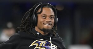 Relatório: Chargers assinam com RB Keaton Mitchell um contrato de 2 anos