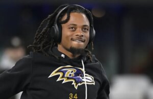 Relatório: Chargers assinam com RB Keaton Mitchell um contrato de 2 anos