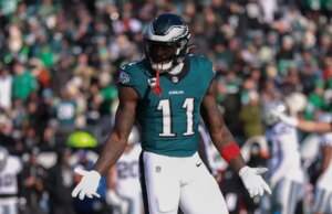 GM dos Eagles segue o mesmo roteiro na saga de AJ Brown