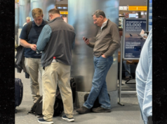 Senador John Barrasso retratado no aeroporto em meio a paralisação após deixar DC