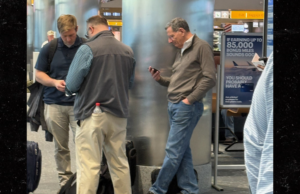 Senador John Barrasso retratado no aeroporto em meio a paralisação após deixar DC