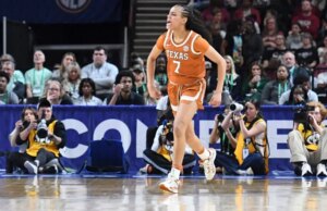 Texas não brinca, domina Kentucky aos 16 anos