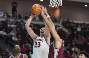 O número 7, Saint Mary’s, se esforça para avançar no torneio contra o número 10, Texas A&M