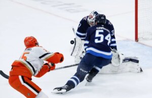 A enxurrada de 3 gols no meio do jogo leva os Geese a vencer os Jets