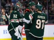 Kirill Kaprizov se destaca como Wild mirando nos Flyers