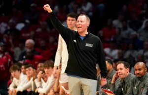 UMass faz rali tardio e dá primeira derrota a Miami (Ohio)