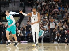 Victor Wembanyama retorna e Spurs segura o Hornets