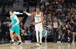 Victor Wembanyama retorna e Spurs segura o Hornets