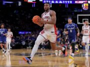 O número 5 de St. John’s tenta provar que a sementeira é muito baixa contra o número 12 do norte de Iowa