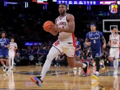 O número 5 de St. John’s tenta provar que a sementeira é muito baixa contra o número 12 do norte de Iowa